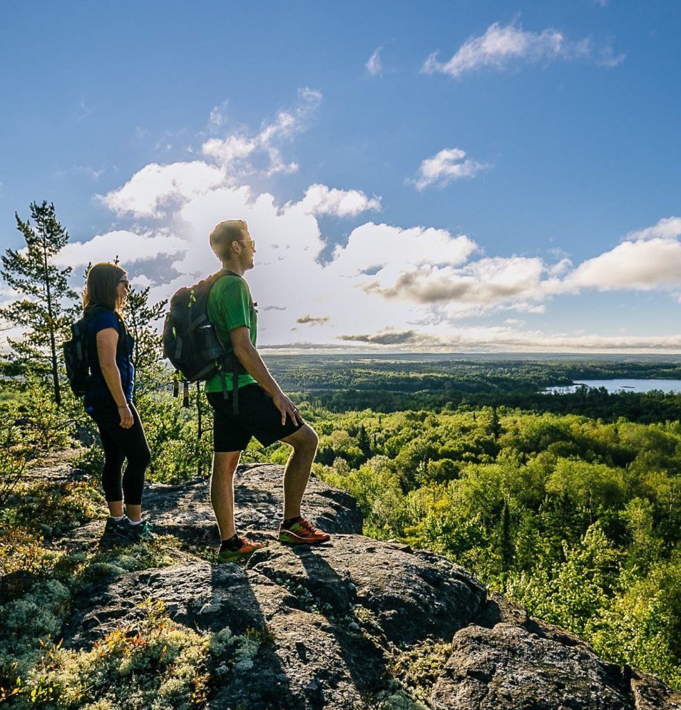 Les collines Kekeko, pour le plein air estival, sont un coup de coeur de Rouyn-Noranda. Ici, deux personnes en train d'admirer la vue depuis les sommets. 